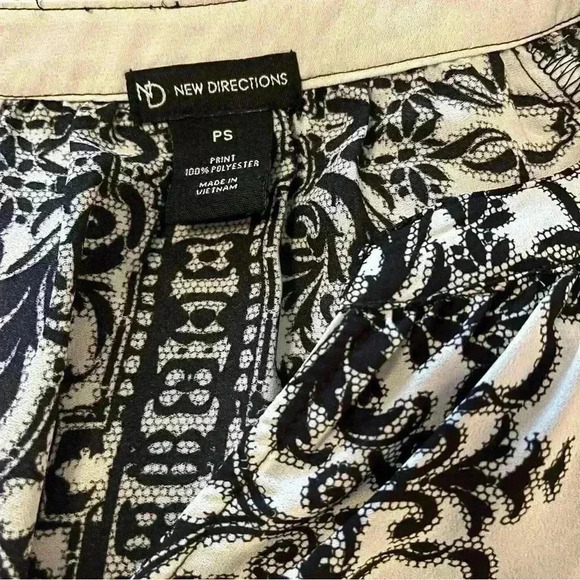 New Directions black and white dressy loose fit blouse in size PS (Petite Small) - Picture 11 of 11